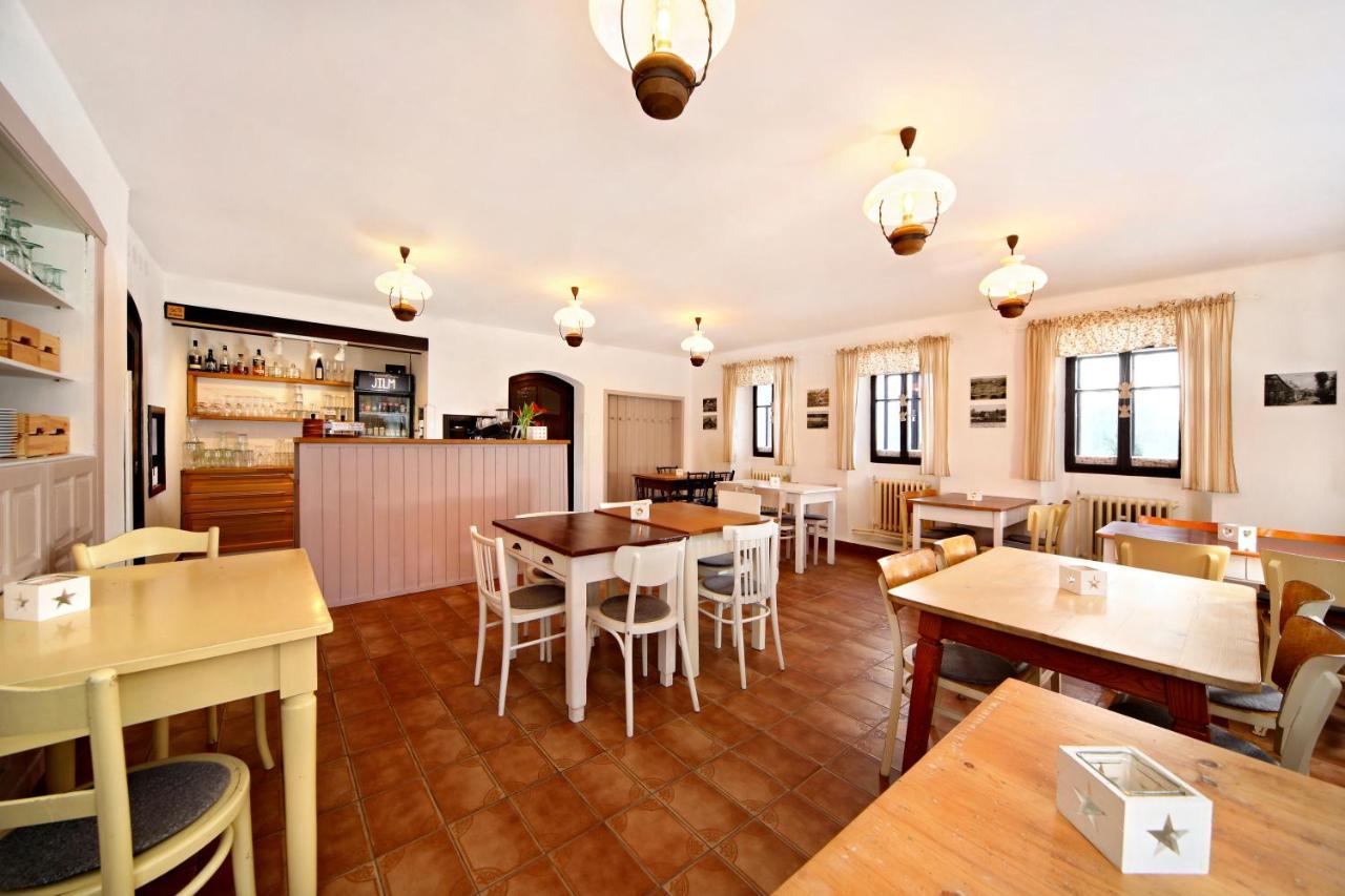 Restaurace A Penzion Jilm Jilemnice Bagian luar foto